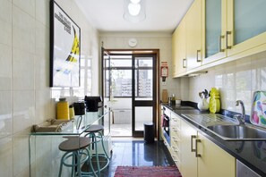 Kjøleskap, mikrobølgeovn, ovn og oppvaskmaskin