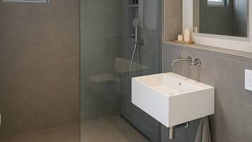 Ducha, secador de pelo y toallas