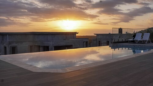 Club 37 @ Whitehouse Beach Club, 3bedroom WIFI, Pool and other modern amenities