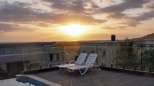 Club 37 @ Whitehouse Beach Club, 3bedroom WIFI, Pool and other modern amenities