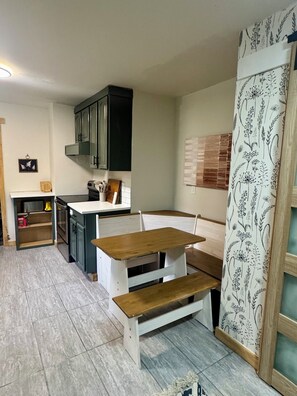 Dining - Cozy 3 Bed & 1.5 Bath near downtown, ferries and the waterfront in Port Orchard (Port Orchard)