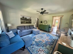 Smart TV - Cozy 3 Bed & 1.5 Bath near downtown, ferries and the waterfront in Port Orchard (Port Orchard)