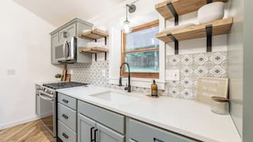 KĂŒhlschrank, Mikrowelle, Ofen, Herdplatte