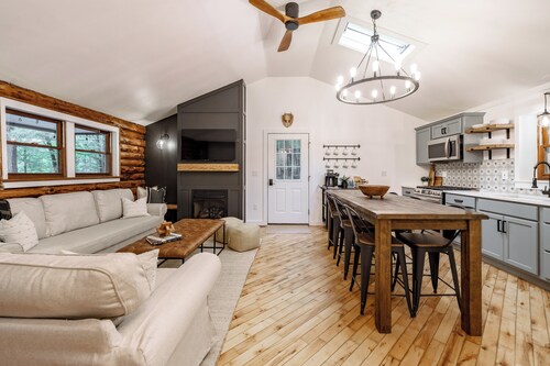 Berkshires Cabin: Lake Beach Hot Tub - TheWildeBNB