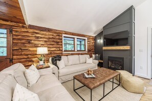 Fernseher, Kamin, Stereoanlage