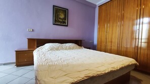2 bedrooms, iron/ironing board, WiFi