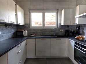 Microondas, horno, placa de cocina y lavavajillas