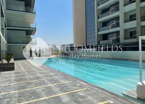 Una piscina al aire libre