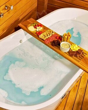 Romantic Chalet | Private spa tub
