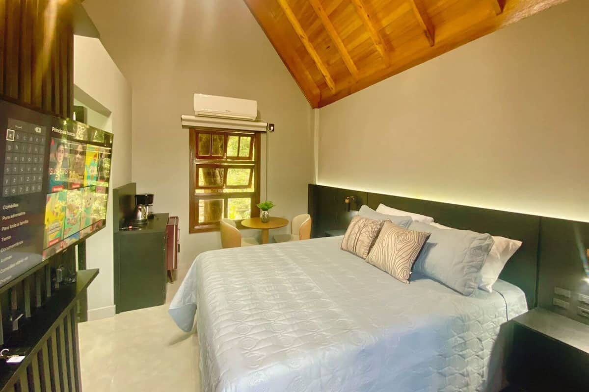 Chalet Premium | Minibar, con arredamento individuale, postazione laptop, tende oscuranti