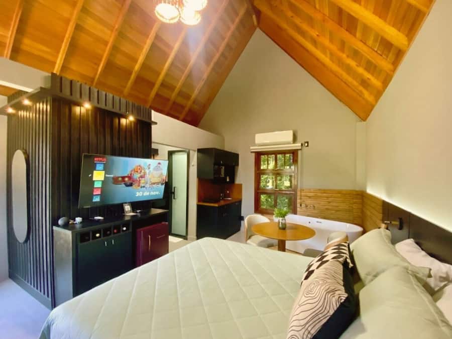 Chalet Romantis | Minibar dan dilengkapi dengan perabotan berbeda-beda