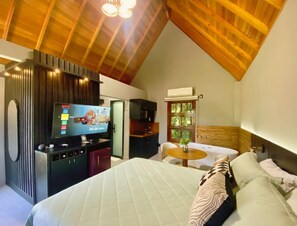 Une chambre confortable avec un lit, une télévision, un bureau et une fenêtre.