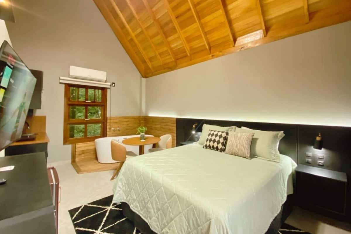 Chalet Romantico | Minibar, con arredamento individuale, postazione laptop, tende oscuranti