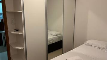 1 quarto, cofres nos quartos, escrivaninha
