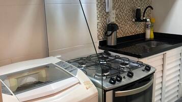 Geladeira, micro-ondas, fogão, cooktop
