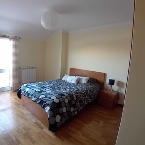 2 habitaciones, tabla de planchar con plancha, wifi y ropa de cama