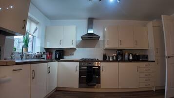 冰箱、微波炉、烤箱、炉灶