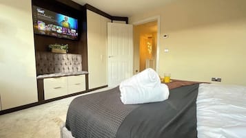 4 bedrooms, iron/ironing board, free WiFi, bed sheets