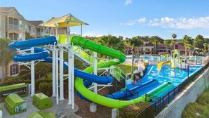 Parque acuático con múltiples toboganes y zona de piscina.