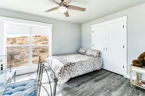 3 bedrooms, desk, iron/ironing board, WiFi