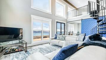 Télévision, table de tennis de table, livres