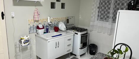Kühlschrank, Ofen, Herdplatte, Wasserkocher mit Kaffee-/Teezubehör