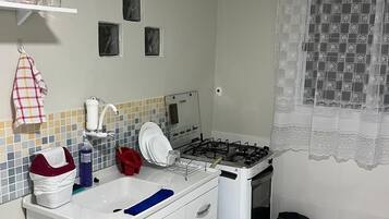 Fridge, oven, stovetop, coffee/tea maker