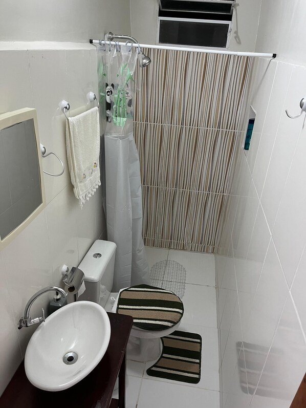 Serviettes fournies, savon, papier toilette