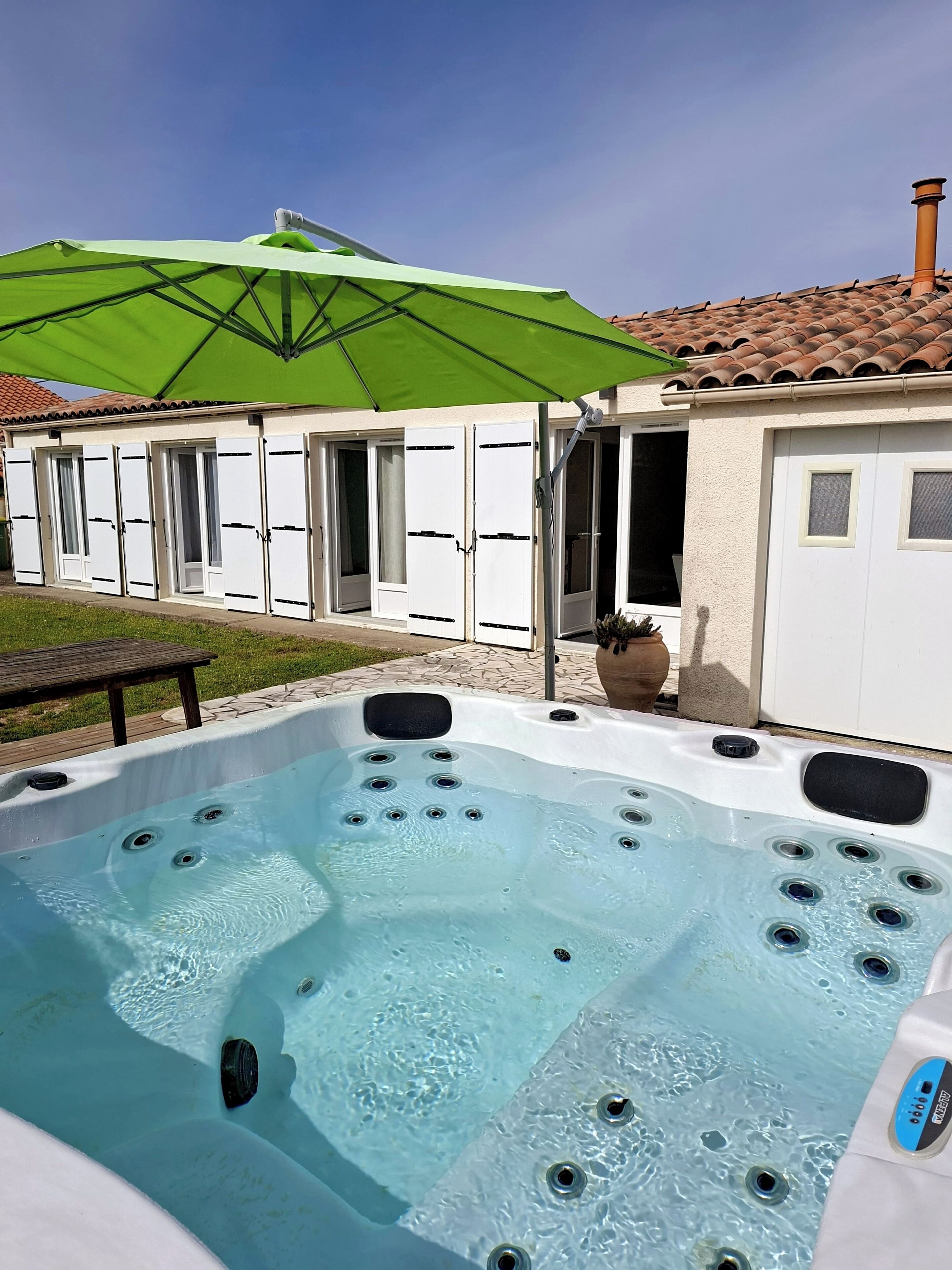 Outdoor spa tub