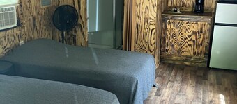 Cozy cabin #5 located 1 mile from Bennett Spring State Park