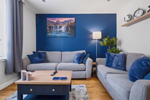 Caledonian Buildings 20 b, stylish city centre apartment.85-inch TV, king beds.