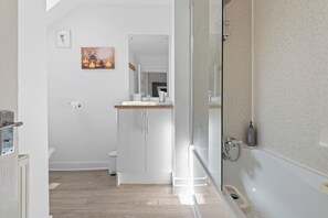 Hair dryer, towels, soap, toilet paper - Caledonian Buildings 20 b, stylish city centre apartment.85-inch TV, king beds. (Inverness)