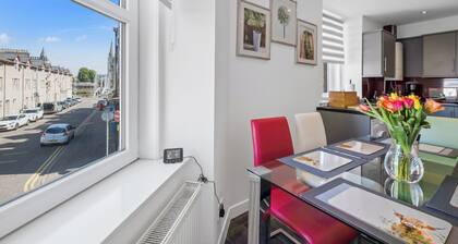 Caledonian Buildings 20 b, stylish city centre apartment.85-inch TV, king beds.
