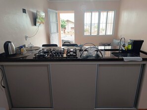 Refrigerador, microondas, placa de cocina, tetera/pava eléctrica