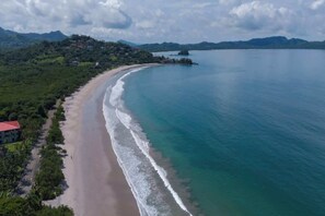 靠近海滩