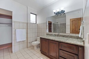 Een douche, een haardroger, handdoeken, zeep