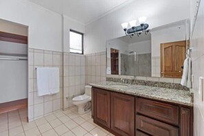 Douche, sèche-cheveux, serviettes fournies, savon