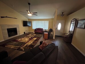 Smart-TV, peis, DVD-spiller og filmbibliotek