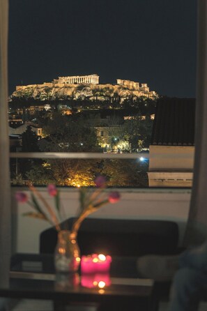 Een uitzicht op de Akropolis 's nachts, met de Parthenon verlicht.