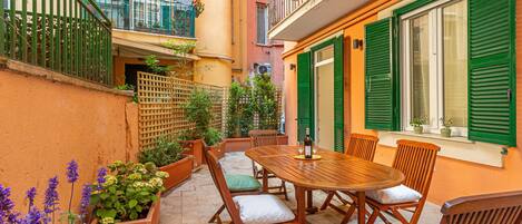 تناول الطعام بالخارج