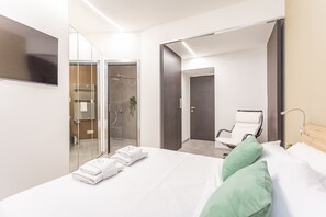 3 bedrooms, in-room safe, iron/ironing board, free WiFi