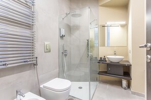 Shower, hair dryer, bidet, towels - Vatican Museums Stay with Terrace (Roma)