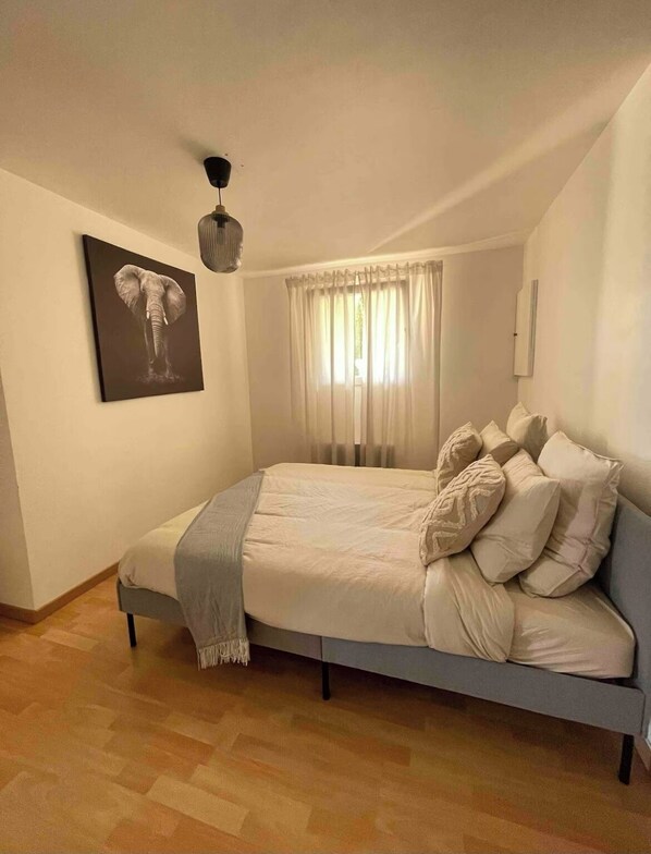 WiFi, bed sheets