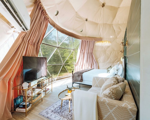 Romantic Couples Luxury Dome- Hot Tub/Heated Floors