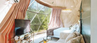 Romantic Couples Luxury Dome- Hot Tub/Heated Floors