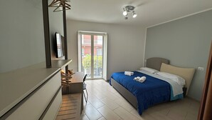A bedroom with a bed, a desk, and a chair. - Room25 InCentro Guest House (Cercola)