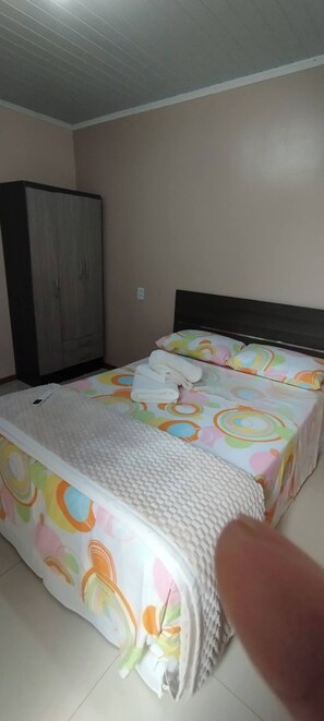 2 chambres, fer et planche à repasser, Wi-Fi gratuit, draps fournis