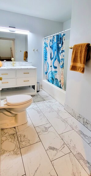 Serviettes fournies, savon, shampooing, papier de toilette