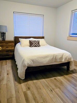 3 makuuhuonetta, työpöytä, Wi-Fi, vuodevaatteet