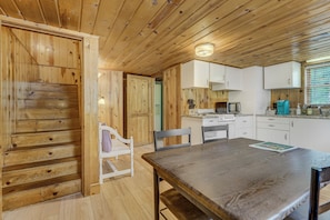 Private kitchen - Mountain Views Cottage - Perfect Couples Retreat (Cascade)